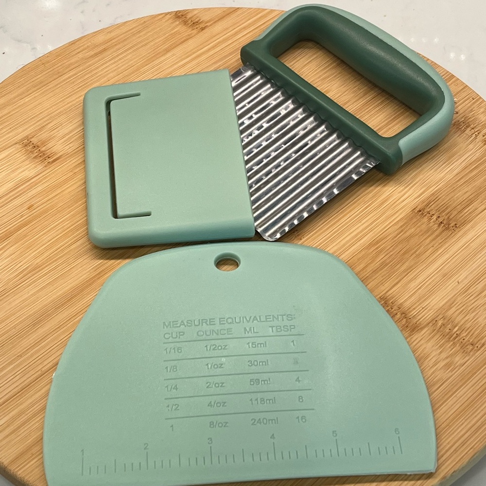 Green Crinkle Cutter and Dough Scraper Set